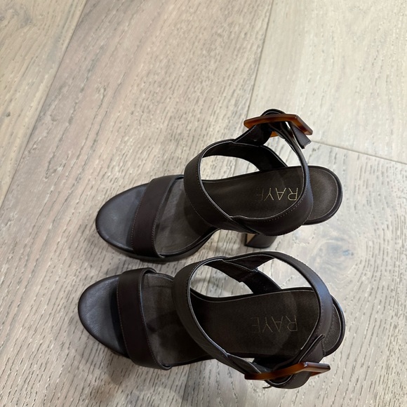 Ankle strap with adjustable buckle closure. Leather lining. - Picture 4 of 4